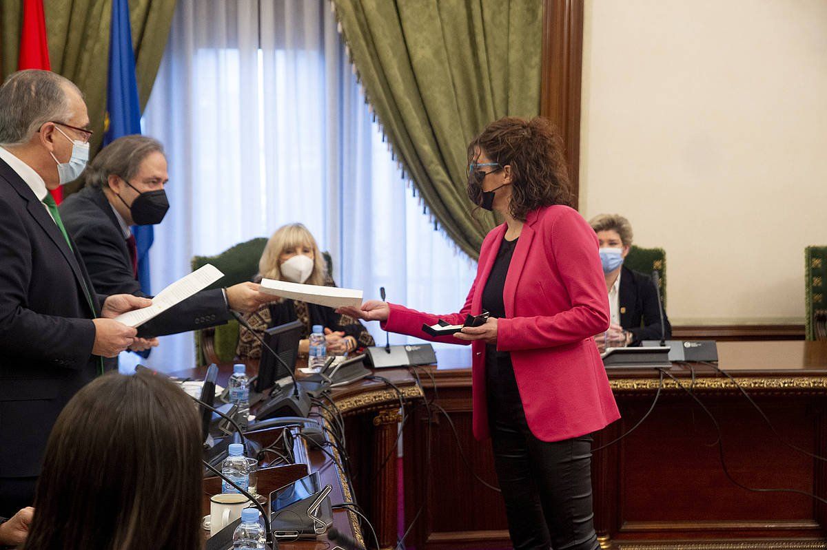 Garbiñe Bueno kargua hartzen, Enrique Maia alkatearen aurrean. IñIGO URIZ / FOKU