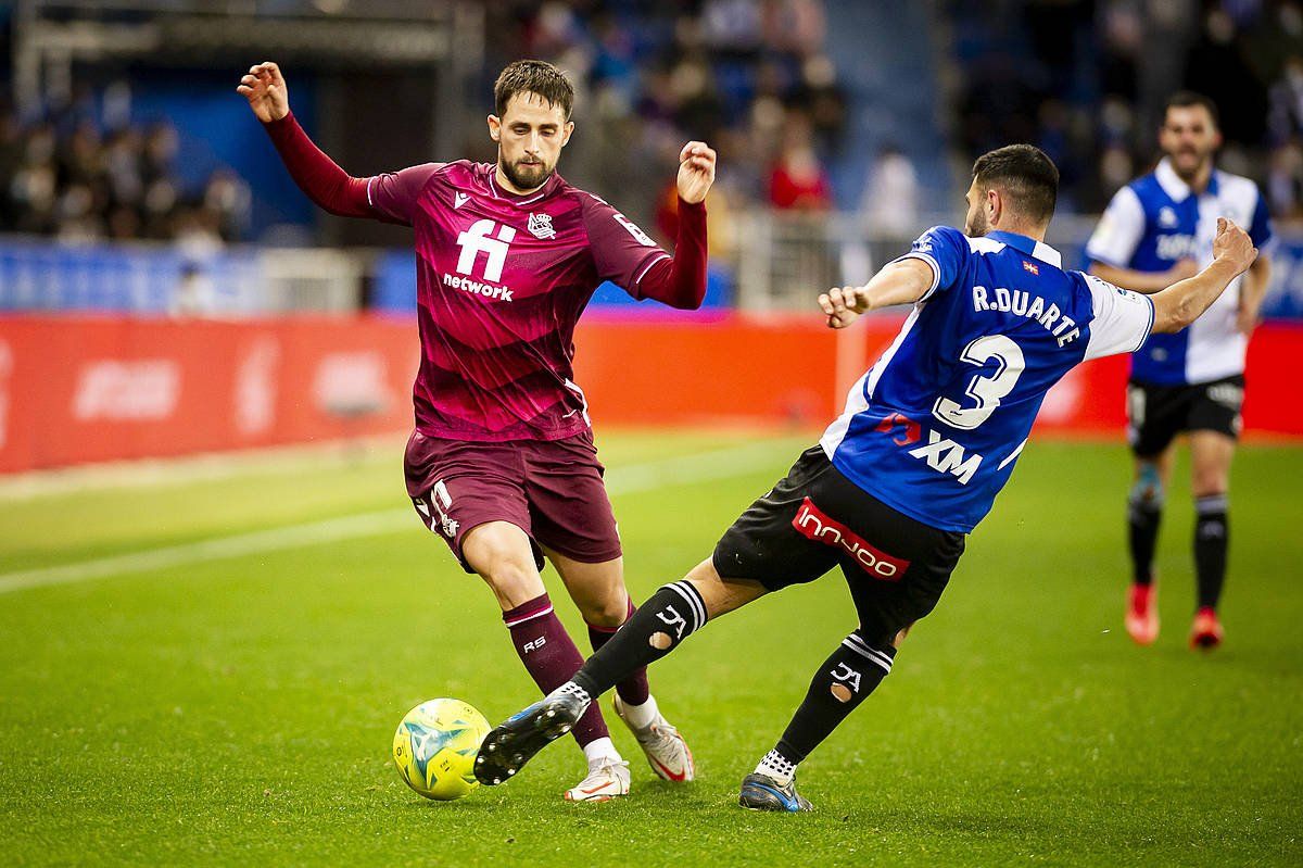 Januzaj eta Duarte lehian, gaur, Mendizorrotzan (Gasteiz). JAIZKI FONTANEDA / FOKU