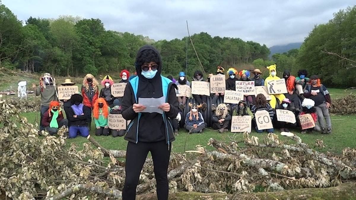 Aroztak mugimenduko kideak, udaberrian, protesta egin zuten eremuan. AROZTAK