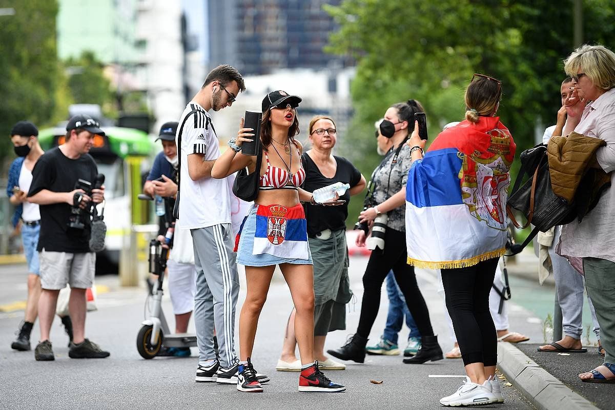 Djokovicen jarraitzaileak, tenislaria preso daukaten hotelaren aurrean, protestan. Gaur, Melbournen. JAMES ROSS / EFE