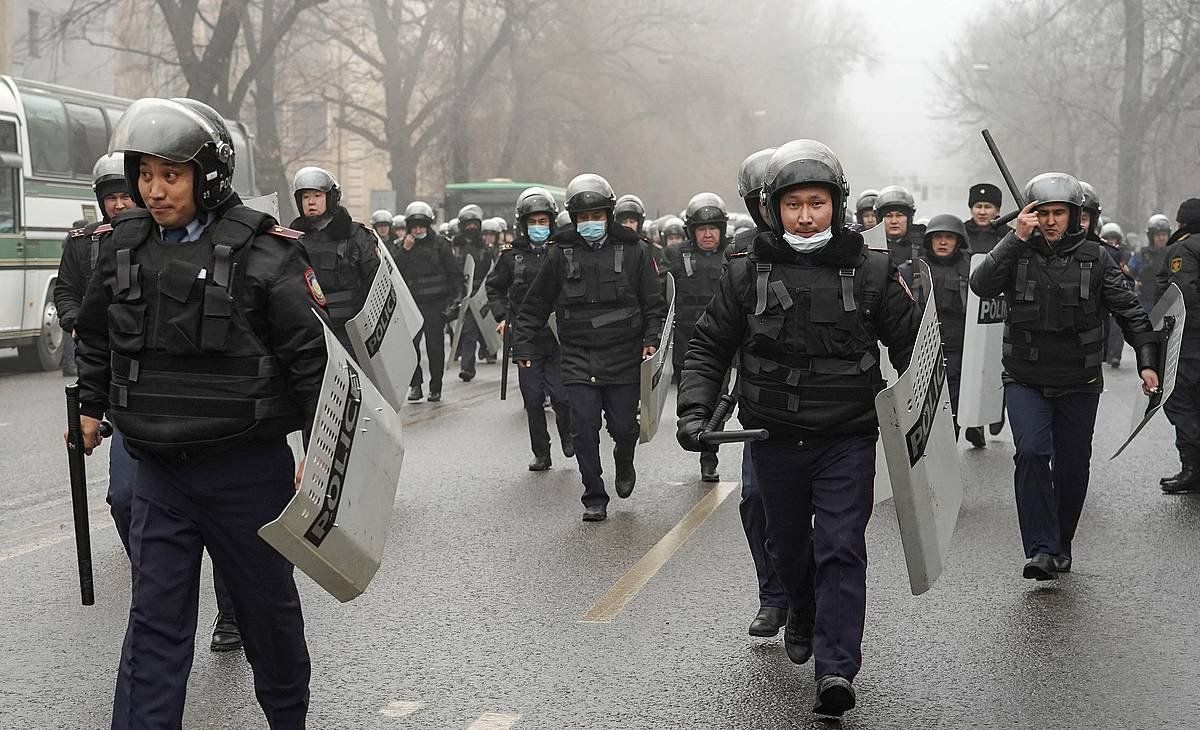Kazakhstango Polizia, atzo, Almati hiriko kaleetako kontrola eskuratu nahian. STR, EFE