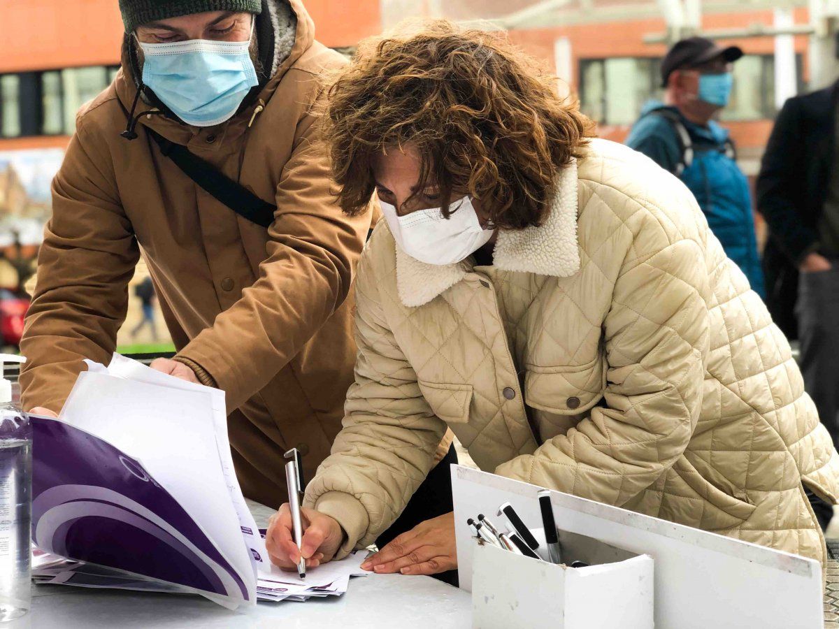 Pilar Garrido sinadura bilketan. ELKARREKIN PODEMOS-IU