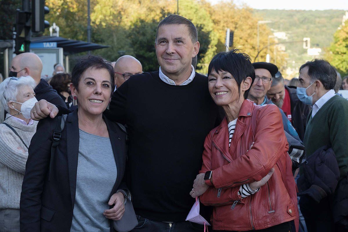 EH Bilduko kideak, joan den urrian Donostian euskal presoen eskubideen alde egindako manifestazioaren atarian. JON URBE / FOKU