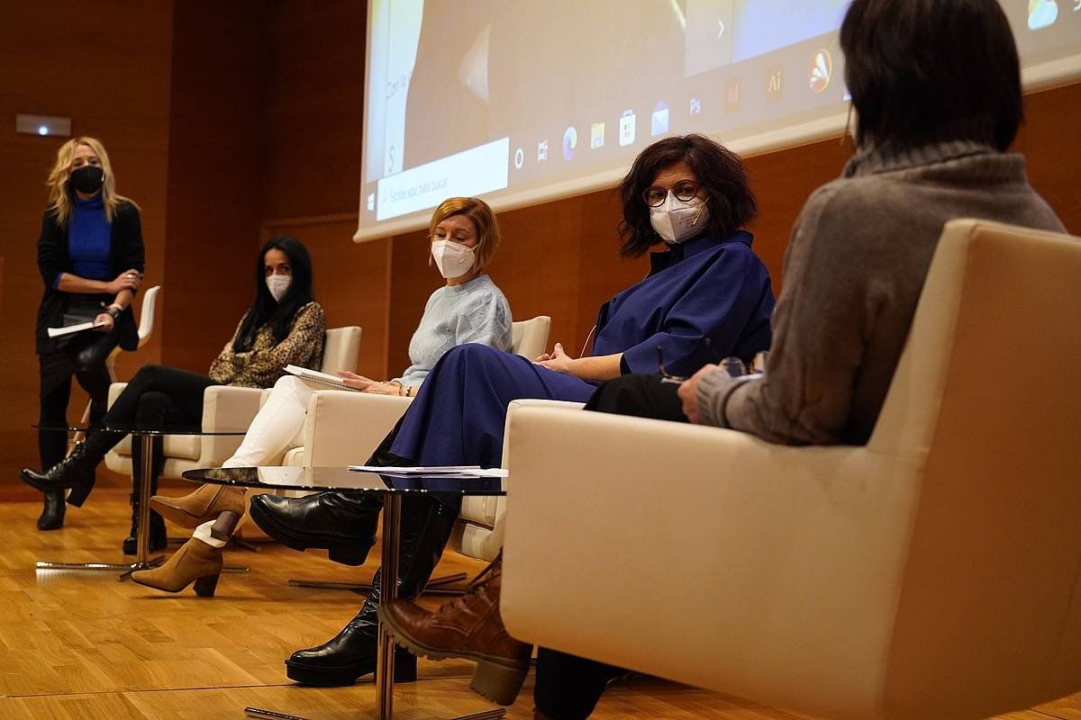 Mahai inguruan Bilbon bertan izan dira Garcia, Lluch, Zabalza eta Zamarreño, Pilar Kaltzadarekin, eta 'online' parte hartu du Manriquek. ARITZ LOIOLA / FOKU