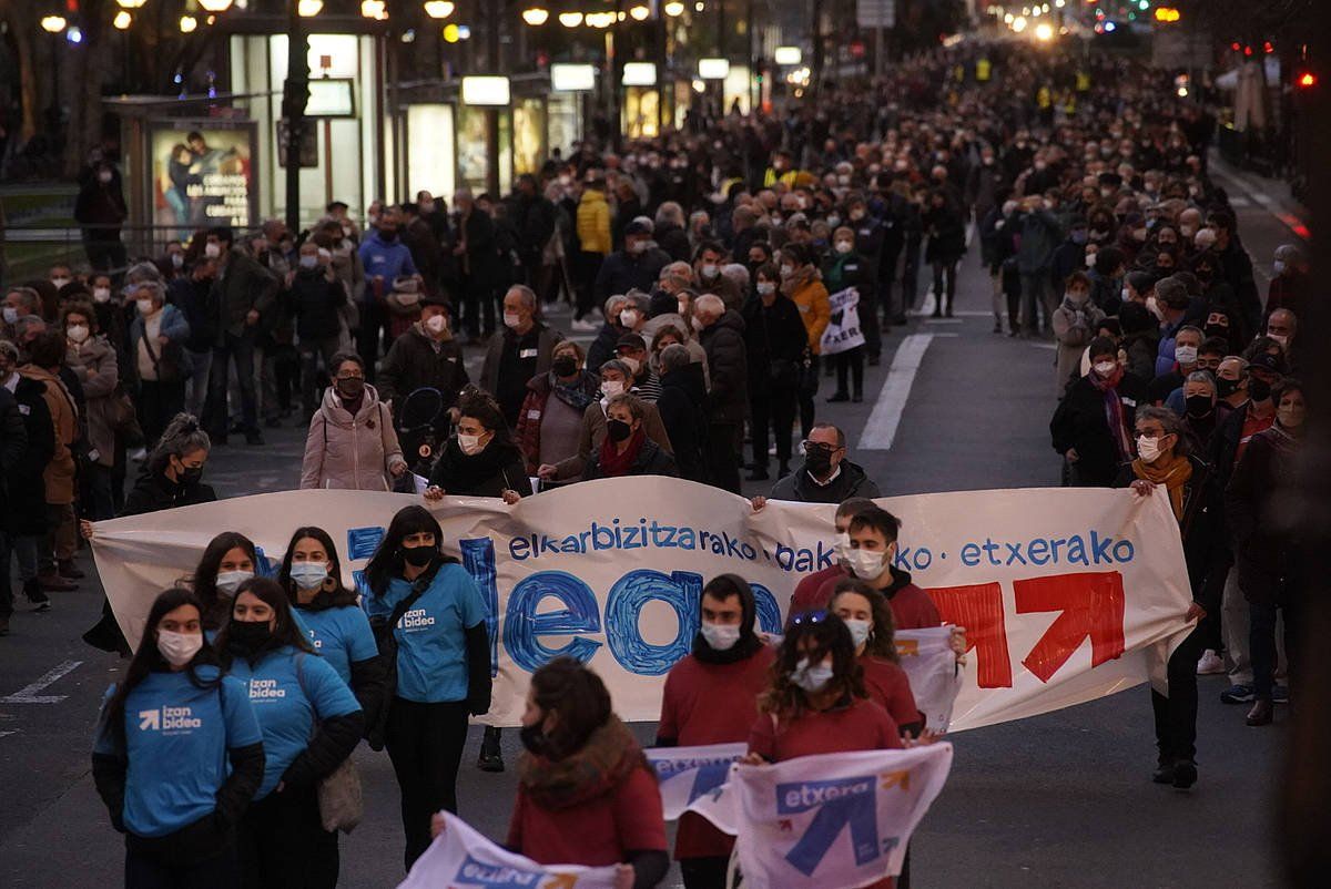 Euskal presoen eskubideen alde gaur Donostian eginiko manifestazioa. GORKA RUBIO / FOKU