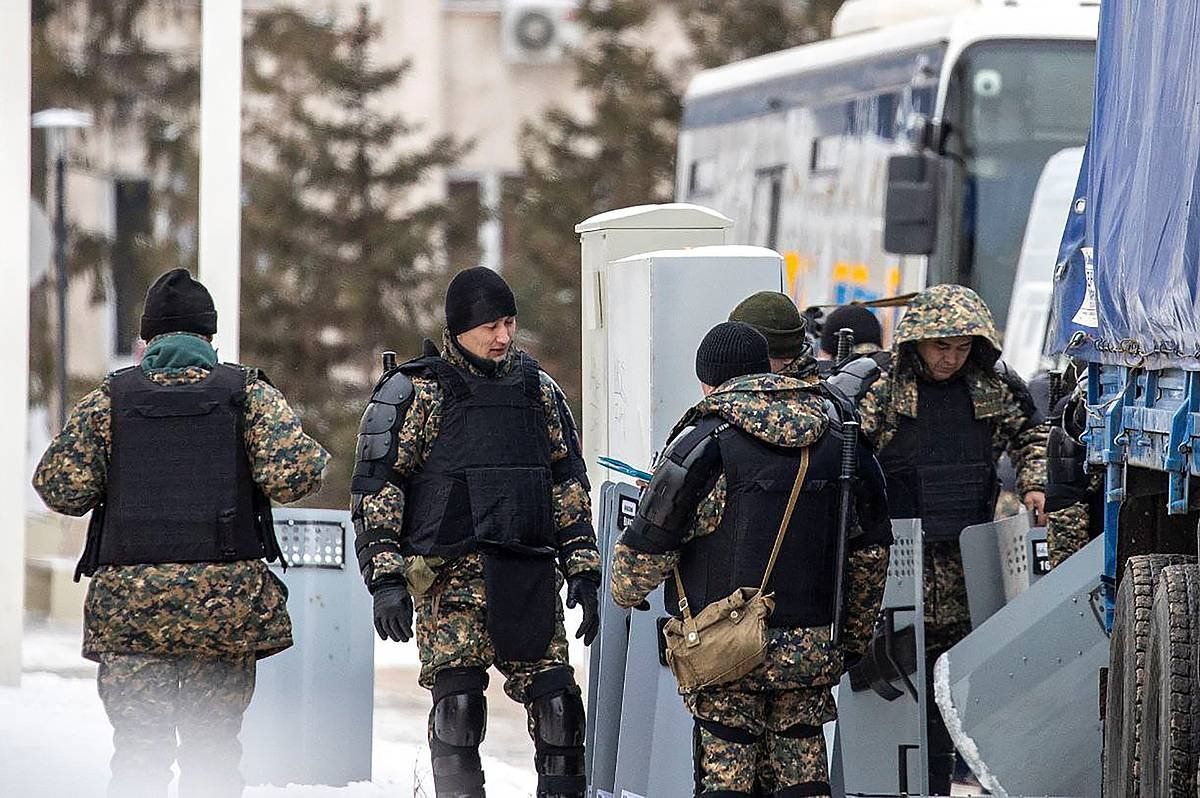 Militar batzuk, gaur, Nursultanen, Kazakhstango hiriburuan. Presidenteak eskatuta, ODKB aliantzako militarrak ere herrialdera iritsi dira azkeneko egunotan. RADMIR FAHRUTDINOV / EFE