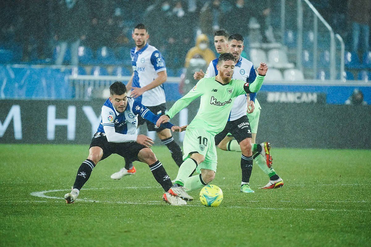 Muniain, baloiarekin, gaur Mendizorrotzan. ENDIKA PORTILLO / FOKU