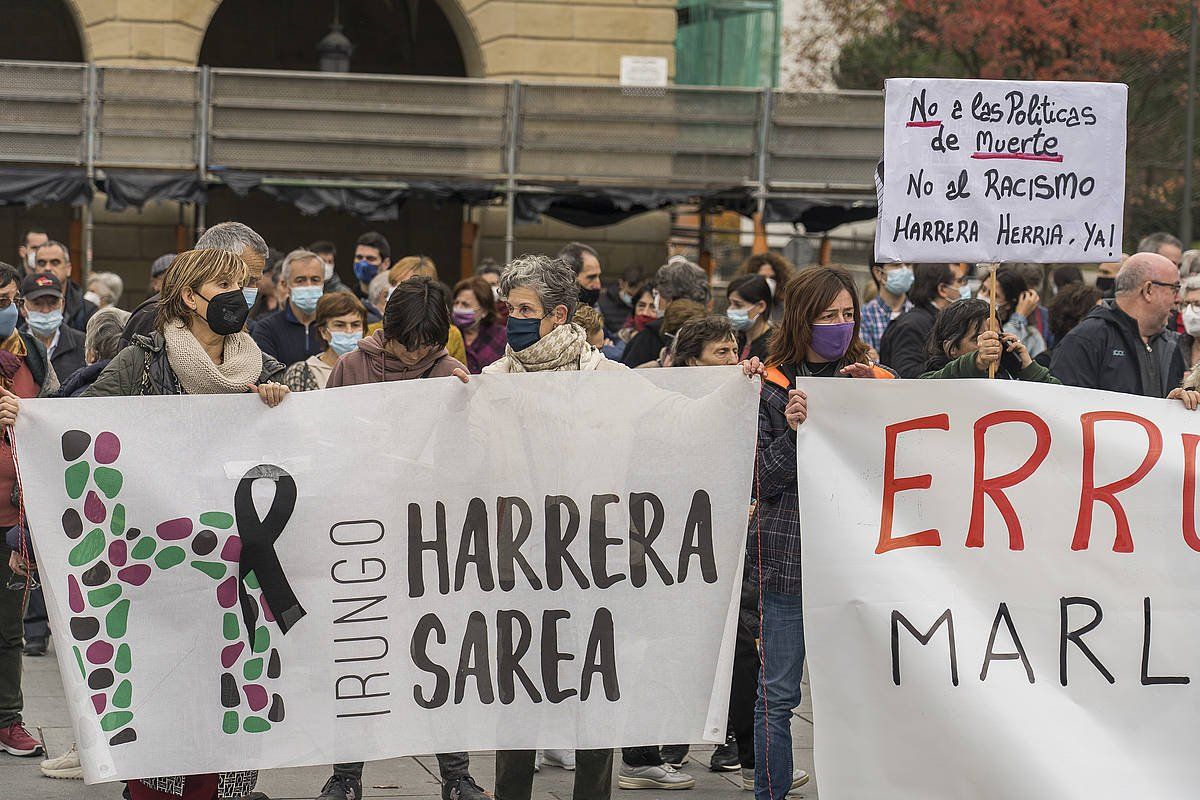 Irungo Harrera Sareak migrazio politikak gaitzesteko deitutako manifestazioa, artxiboko irudi batean. ANDONI CANELLADA, FOKU