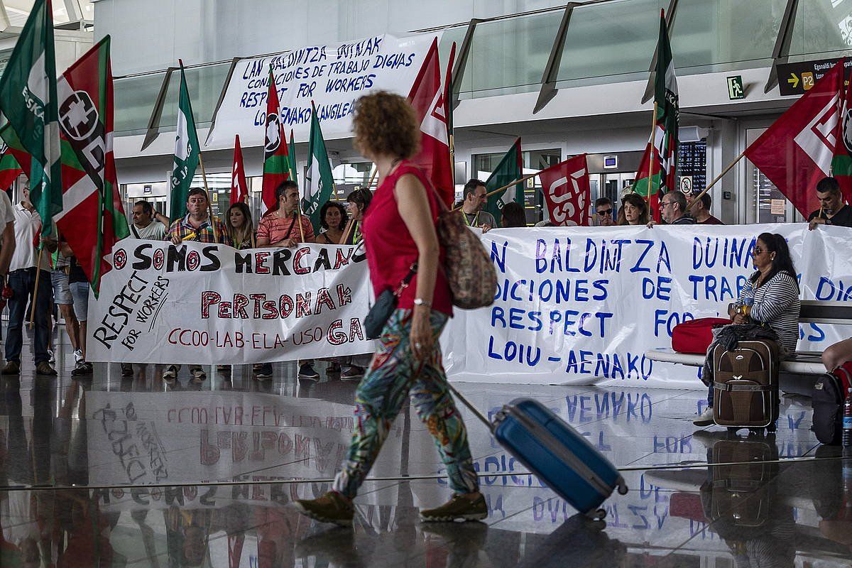 Loiuko aireportuko langileen protesta bat 2019an, lan baldintza duinak eskatzeko. ARITZ LOIOLA/FOKU