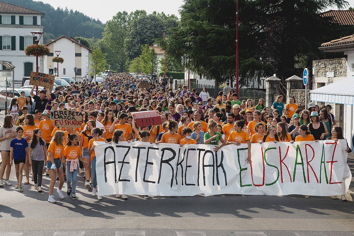 BAxoa eta brebeta osorik euskaraz egiteko eskubidearen aldeko manifestazioa, uztailean, Donapaleun. GUILLAUME FAUVEAU