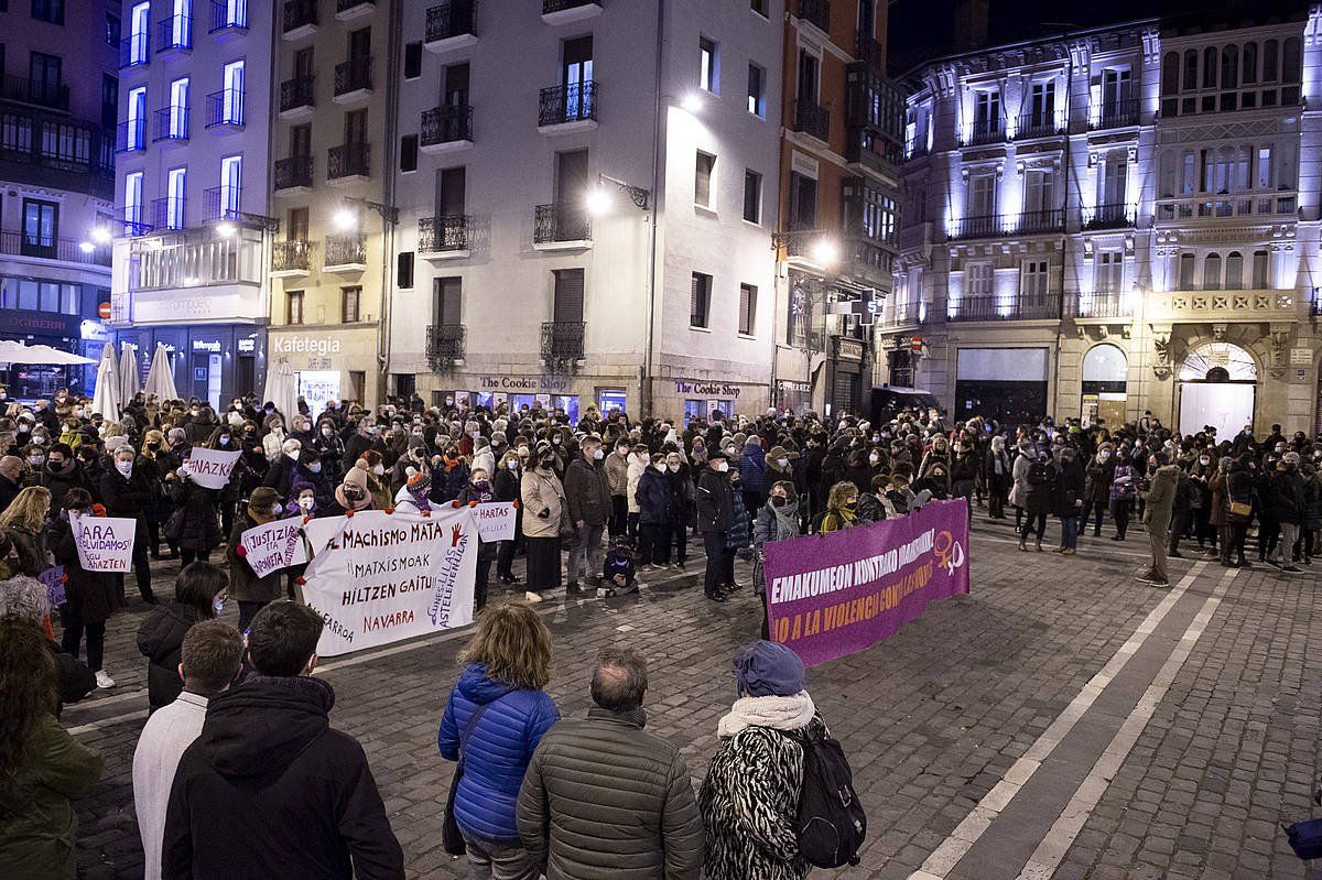 Tuterako hilketa salatzeko elkarretaratzea Iruñeko Udaletxe plazan, gaur. IñIGO URIZ, FOKU