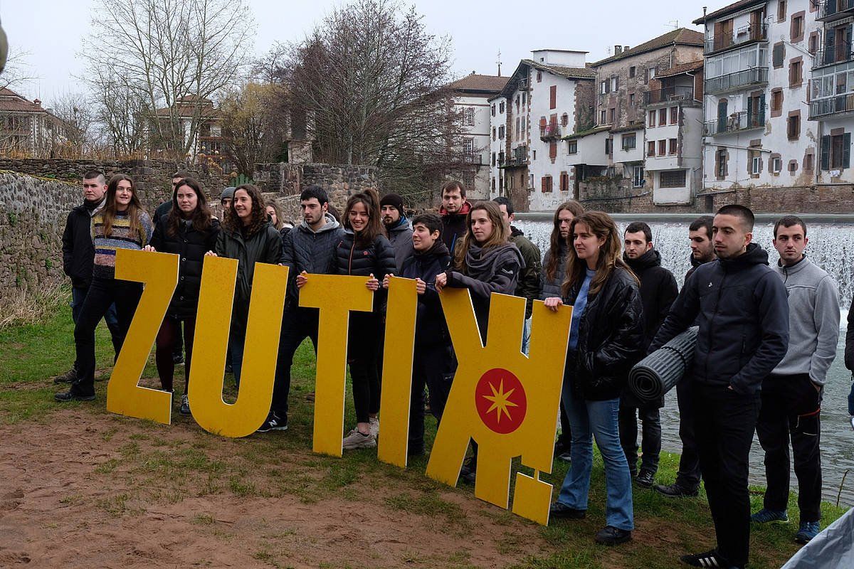 Ernaik udaberrian eginen duen gazte martxa eta jaialdiaren aurkezpena, gaur, Elizondon. JON URBE / FOKU