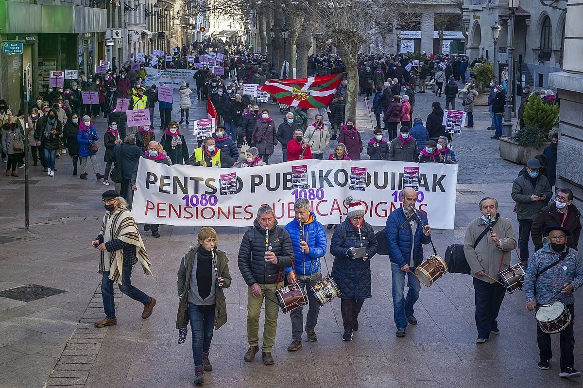 Jendetza batu da Gasteizen, hiriaren erdigunean egin dute manifestazioan. JAIZKI FONTANEDA/FOKU