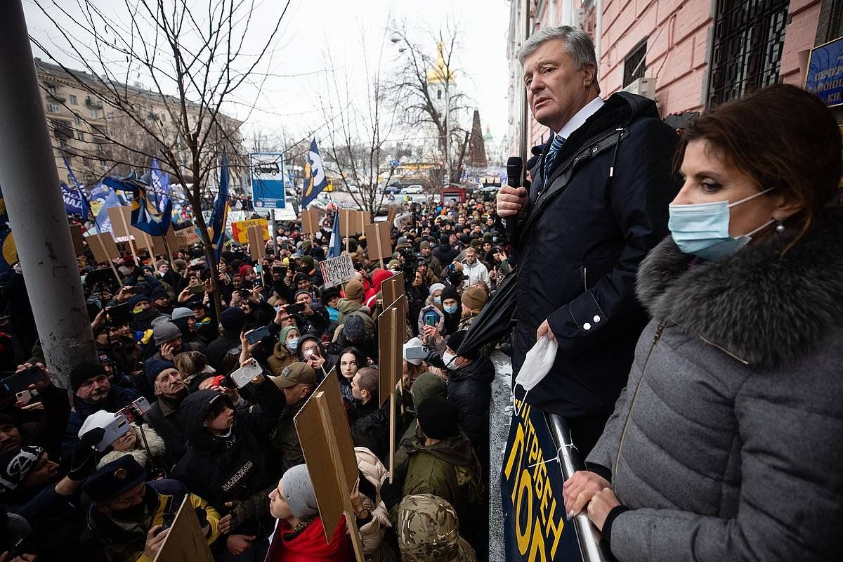 Viktor Poroxenko Ukrainako presidente ohia, gaur, Kieven, bere jarraitzaileei zuzentzen. MIKHAIL PALINCHAK, EFE