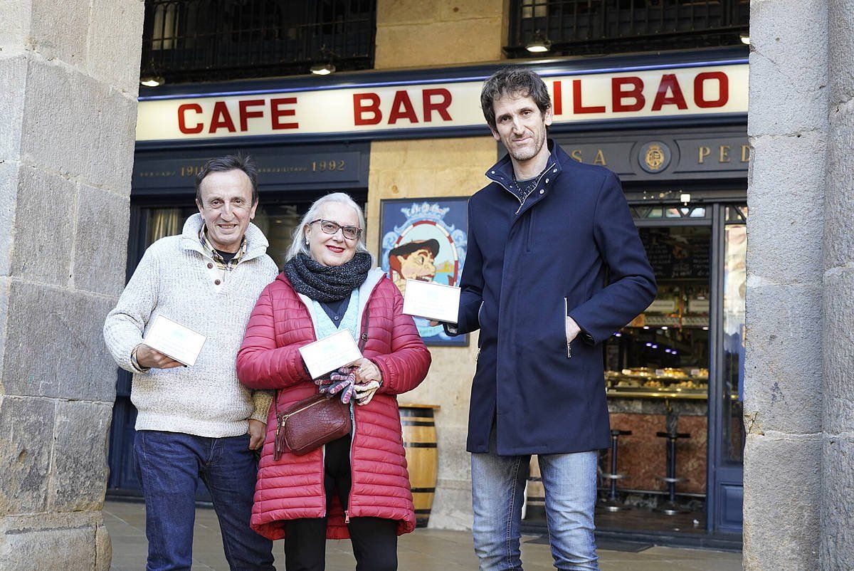 Marieta Diaz de Toledo eta Bertol Arrieta saridunak, Mikel Martinez aktore eta Cafe Bar Bilbao tabernaren jabearekin (ezkerrean), gaur, Bilbon. RAUL BOGAJO / FOKU