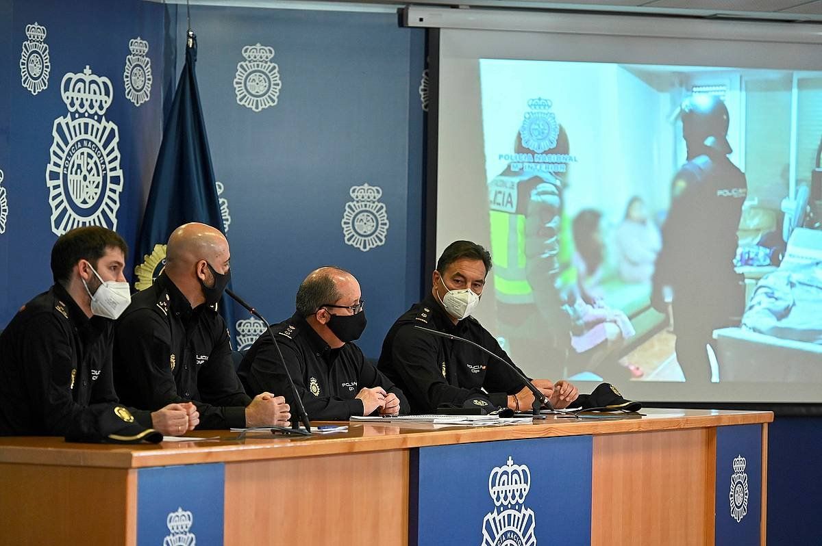 Espainiako Poliziako arduradunak operazioaren nondik norakoak azaltzen, gaur, Madrilen. FERNANDO VILLAR / EFE