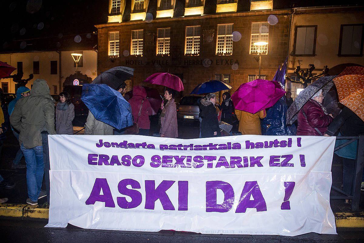 Indarkeria matxista salatzeko elkarretaratze bat, Donibane Garazin, artxiboko irudian. GUILLAUME FAUVEAU