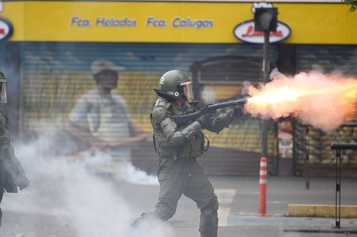 Txileko Poliziako agente bat manifestariei tiro egiten, 2019ko urriko mobilizazio batean. EFE
