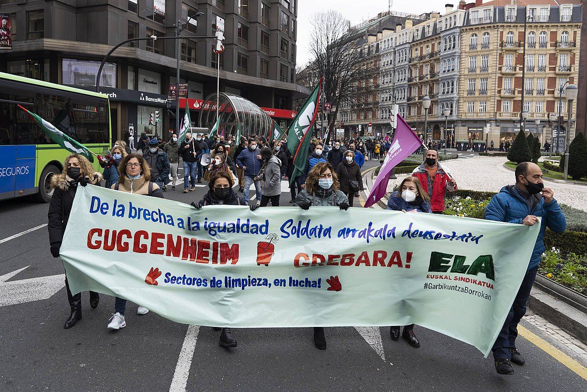 Guggenheimeko garbitzaileek Bilbon egin duten manifestazioa. MONIKA DEL VALLE / FOKU