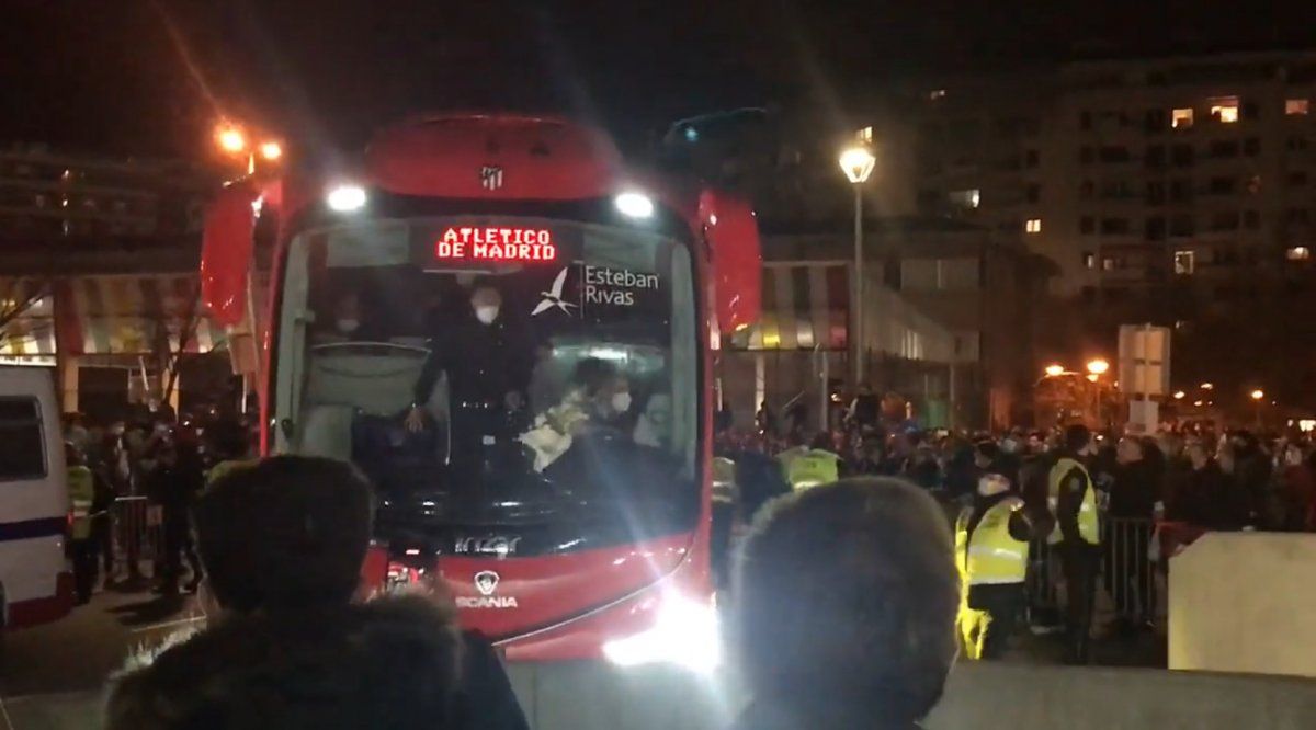 Cholo Simeone entrenatzaileak keinuak egin dizkie realzaleei, Atletico Madrilen autobusaren aurreko aldetik. JON ANDER DE LA HOZ