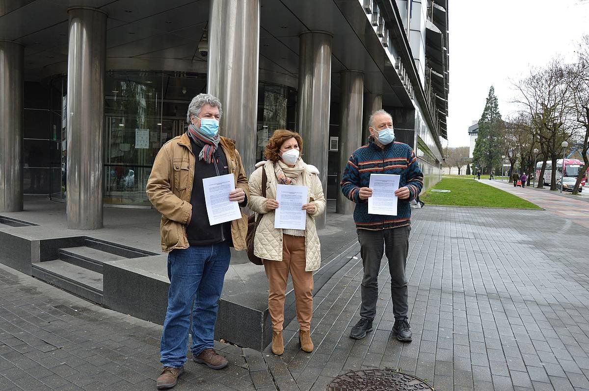 Juantxo Lopez de Uralde, Pilar Garrido eta Roberto Uriarte diputatuak Gasteizko Justizia Jauregiaren parean. BERRIA