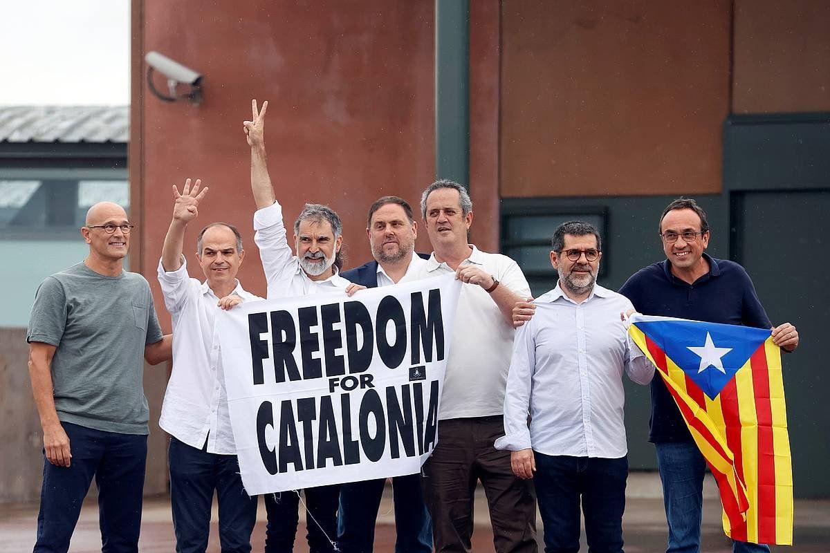 Kataluniako prozesu independentista sustatzeagatik Espainiako Auzitegi Gorenak espetxeratutako bederatzi buruzagi katalanetako zazpi, iazko ekainean, espetxetik irteten. QIQUE GARCIA, EFE