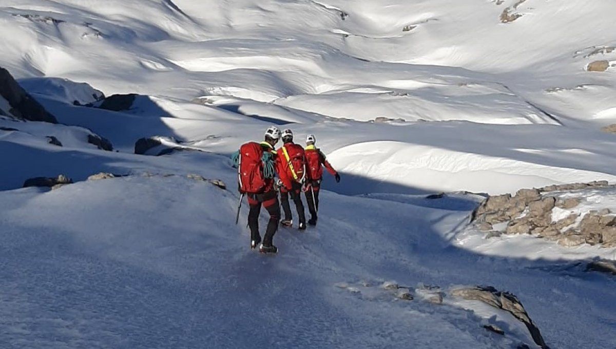 Nafarroako Erreskate Teknikoko Taldeko suhiltzaileak, astearte honetan, Añelarran (Belagua), neguko igoera teknikei buruzko saio batean. NAFARROAKO SUHILTZAILEAK, @BOMBEROS_NA