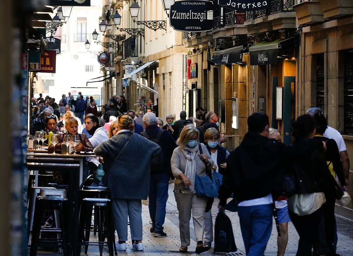 Turistak Donostiako Parte Zaharrean, udan. JUAN HERRERO / EFE