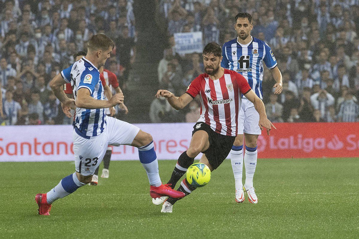 Alexander Sorloth eta Yeray Alvarez lehian, Anoetan jokatutako derbian. GORKA RUBIO / FOKU