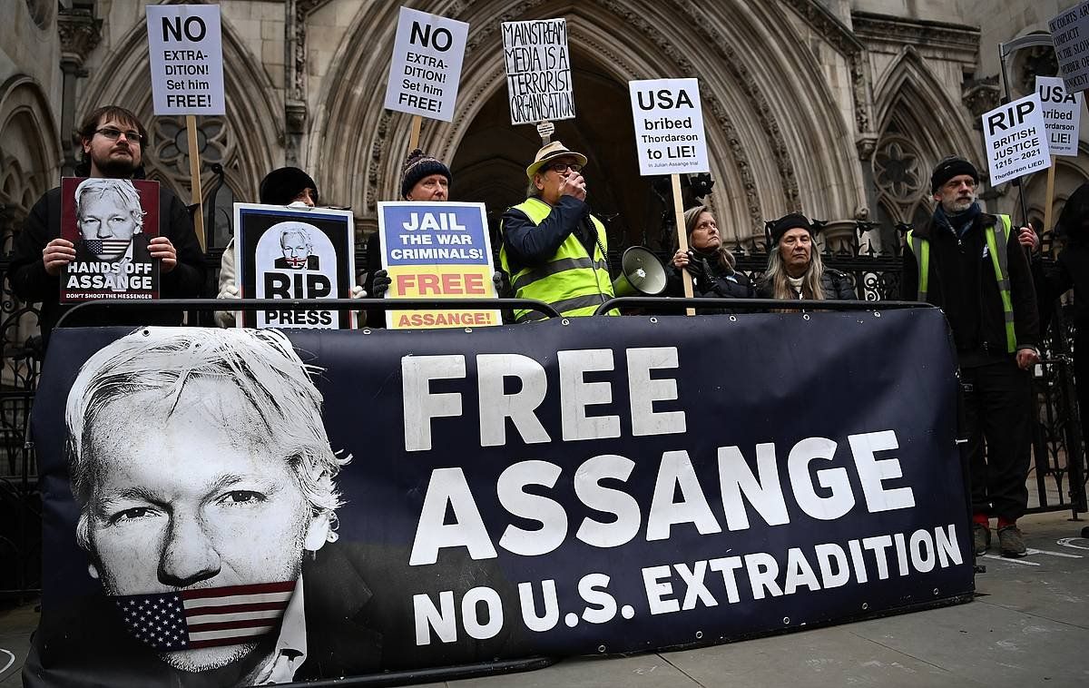 Wikileaksen sortzaile Julian Assange AEBetara estraditatzearen aurkako protesta bat, gaur, Londresen. ANDY RAIN, EFE