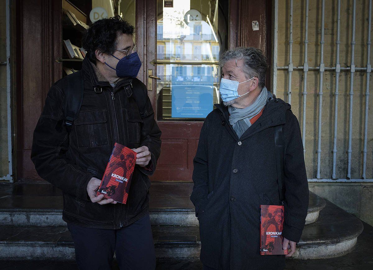 Juan Luis Zabala eta Koldo Izagirre idazleak, gaur goizean, Donostiako Udal Liburutegiaren atarian. JON URBE / FOKU