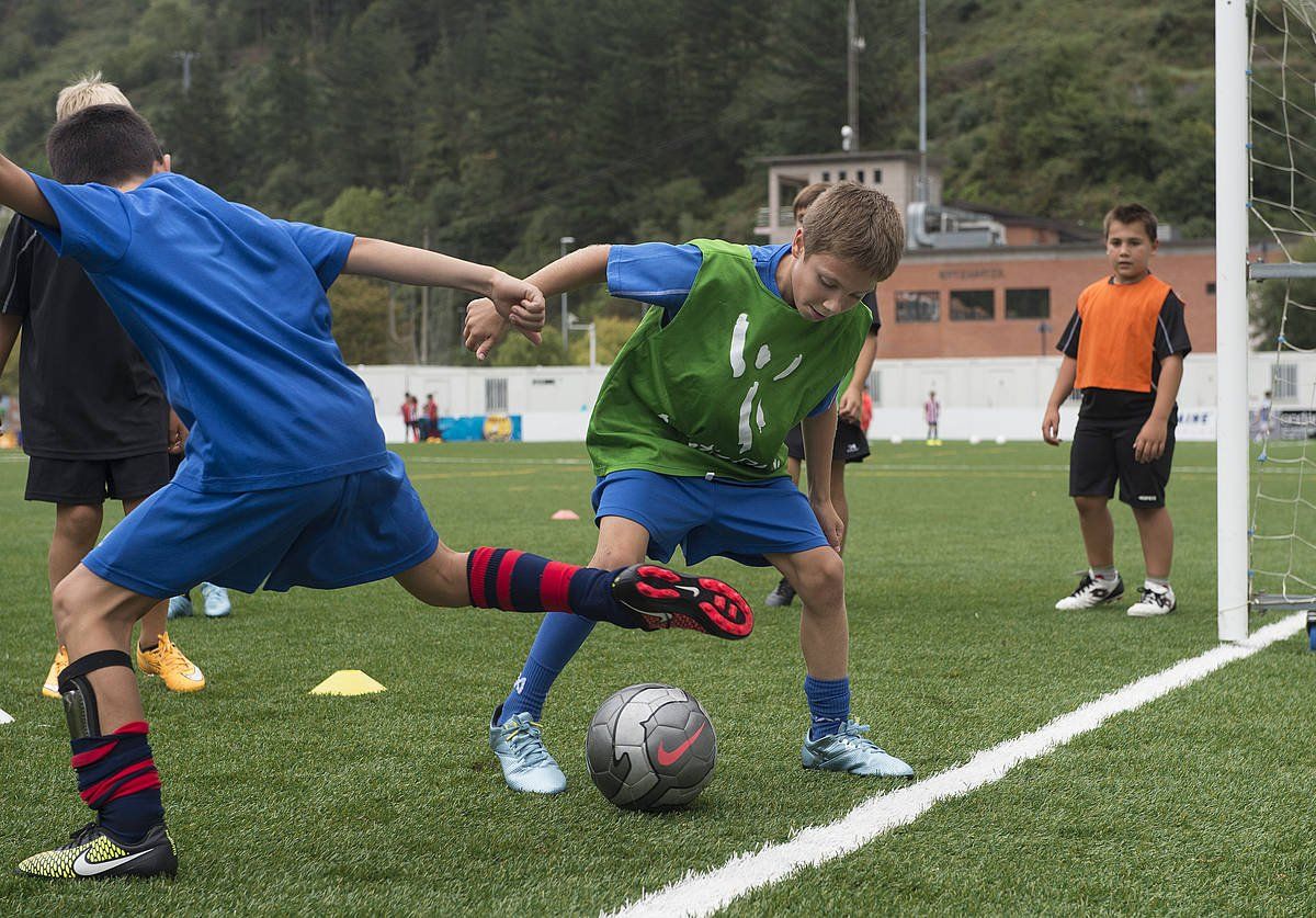 Haur batzuk futbolean, artxiboko irudian. MONIKA DEL VALLE / FOKU