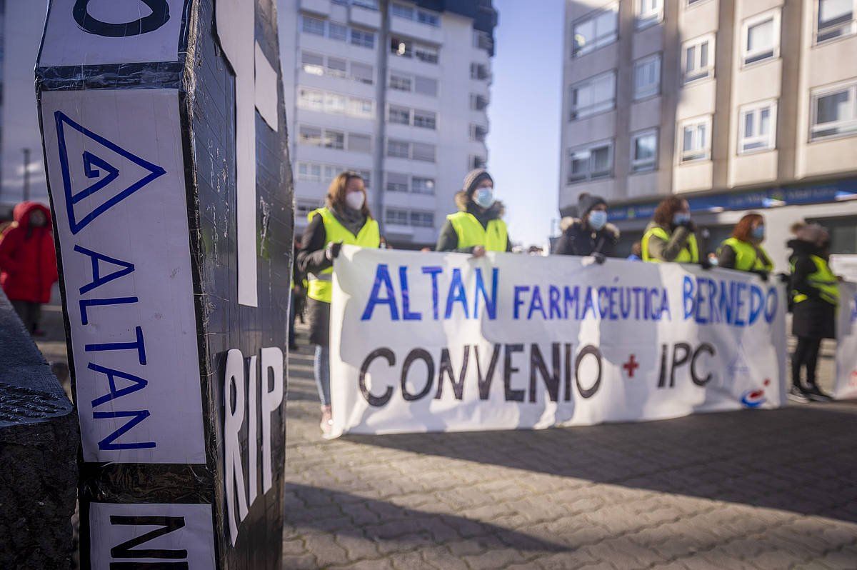 Altan Bernedoko langileak, Gasteizko Santiago ospitalaren aurrean protestan. JAIZKI FONTANEDA / FOKU