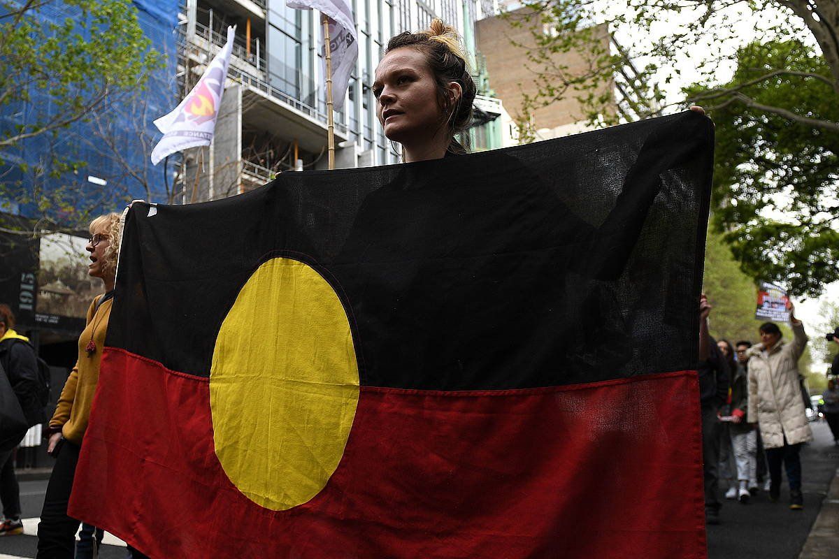 Herritar bat aborigen bandera eskutan, Sydneyn. DAN HIMBRECHTS, EFE