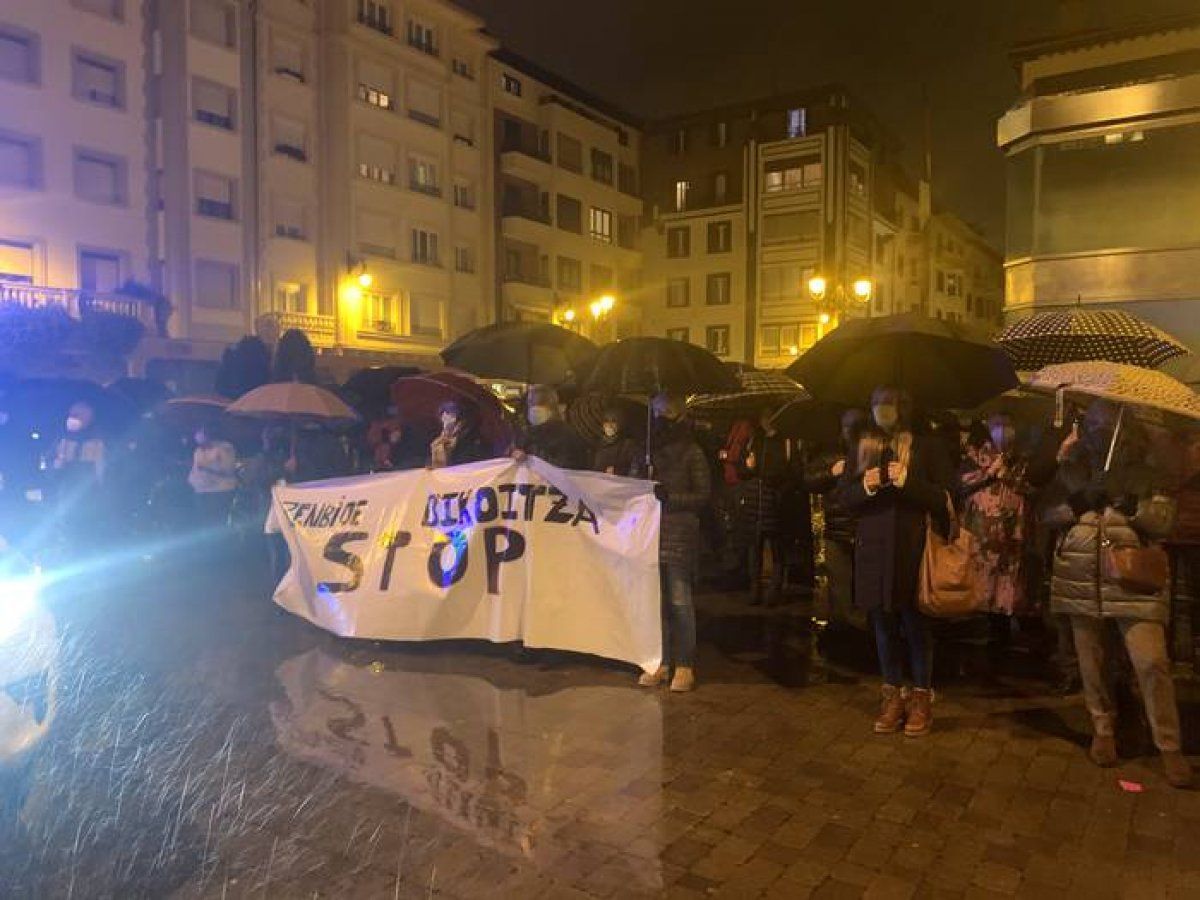 Trenbide bikoitzaren aurkako manifestazioa, azaroan, Zarautzen (Gipuzkoa). ZARAUZKO HITZA