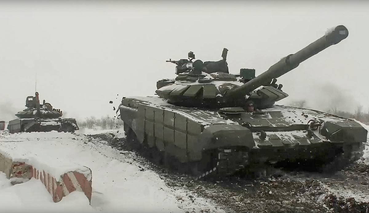 Errusiako armadaren tanke bat atzo, maniobrak egiten, Rostov inguruan. EFE