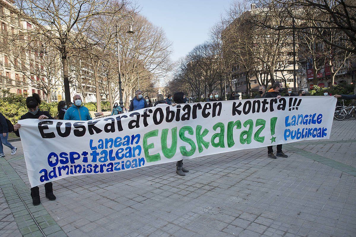 Nafarroako administrazio publikoko deialdietan euskara baztertzearen aurka zeladoreek egindako protesta bat, iazko urtarrilean, Iruñean. IñIGO URIZ / FOKU