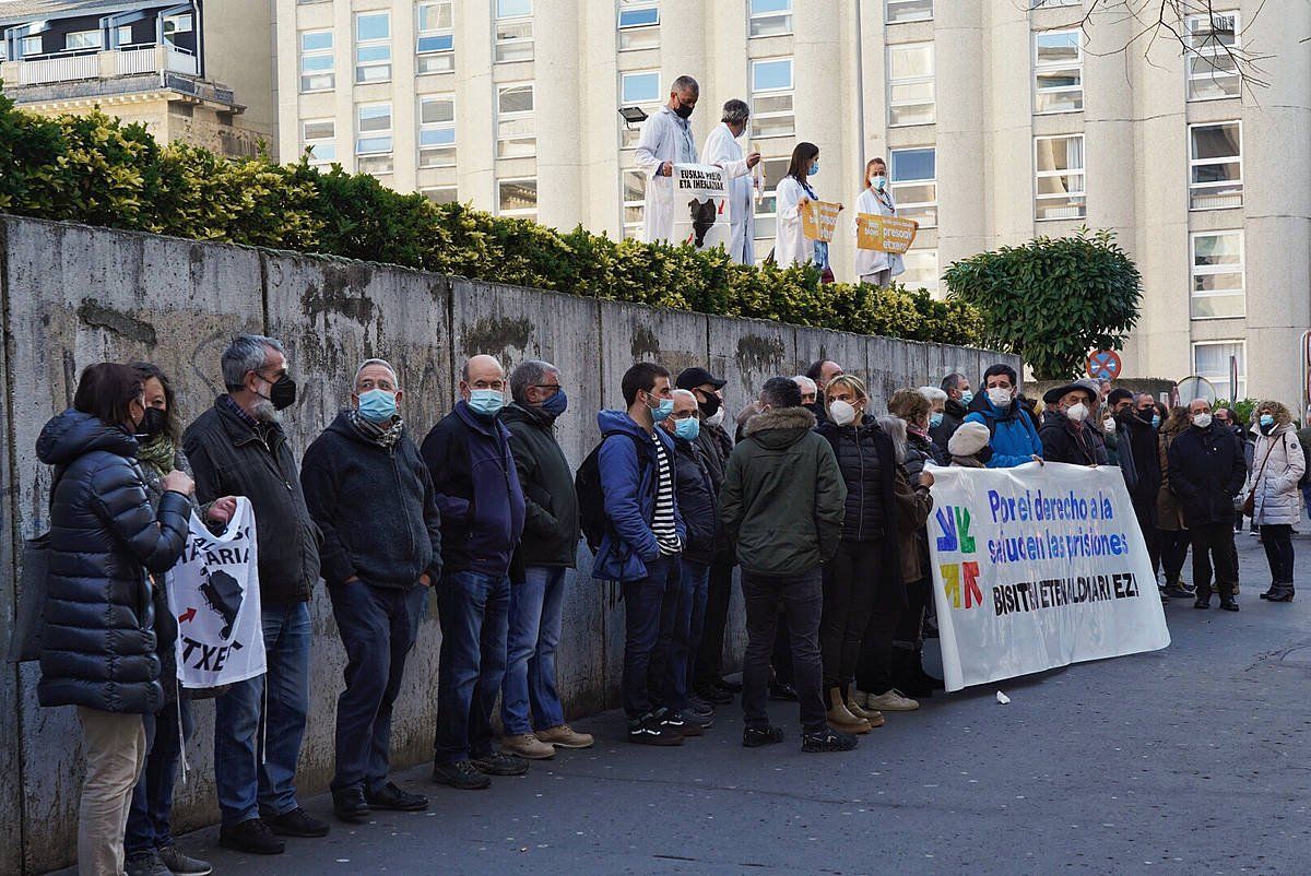 Sarek eta Etxerat-ek deituta gaur Santiago ospitalearen aurrean egindako protesta. RAUL BOGAJO / FOKU