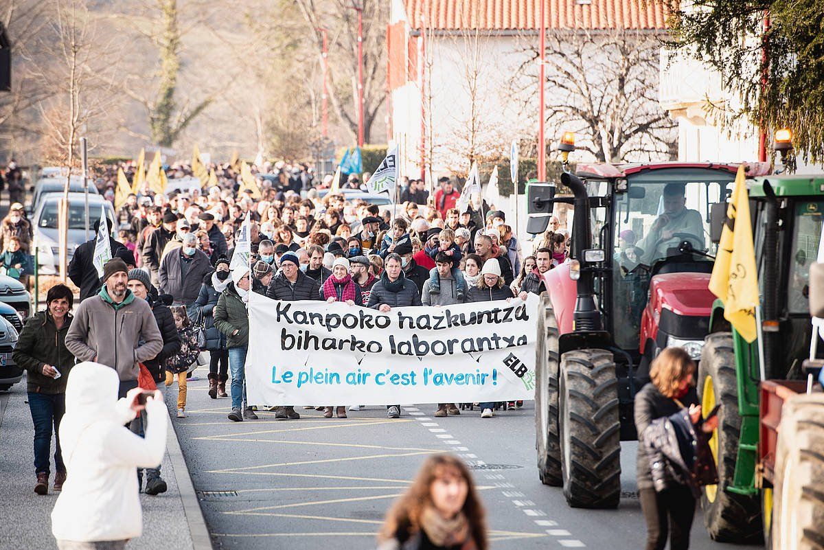 Milatik gora pertsona mobilizatu ziren atzo arratsaldean Donapaleun. GUILLAUME FAUVEAU