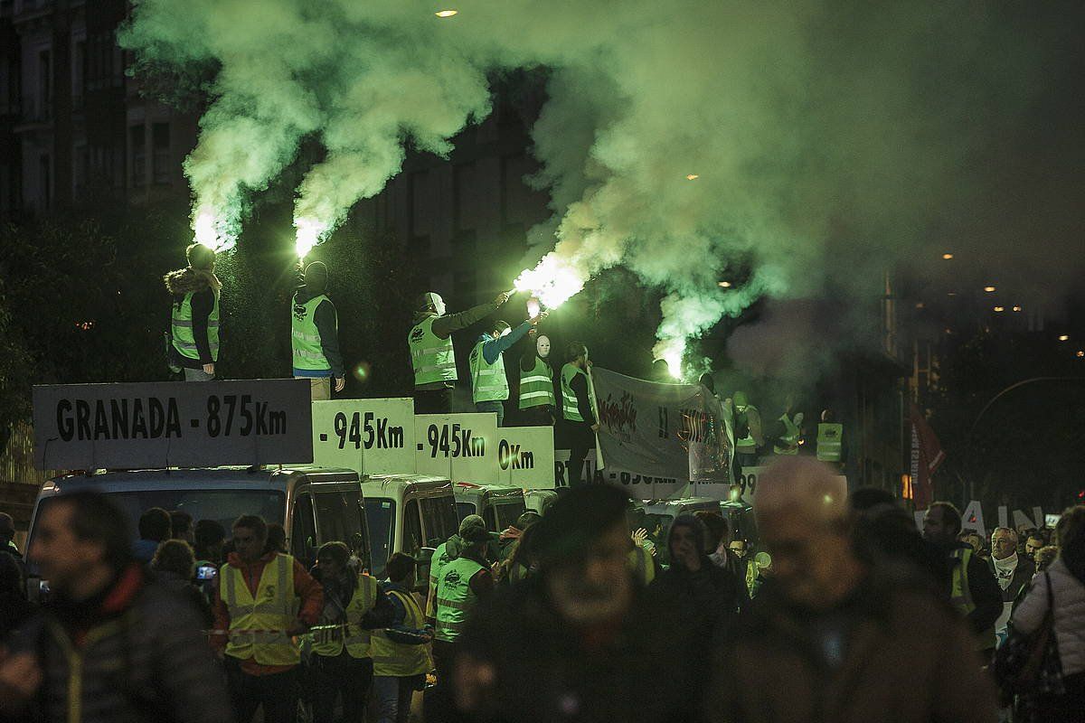 Mirentxin gidarien furgonetak, 2019ko urtarrileko manifestazioan, Bilbon. ARITZ LOIOLA / FOKU