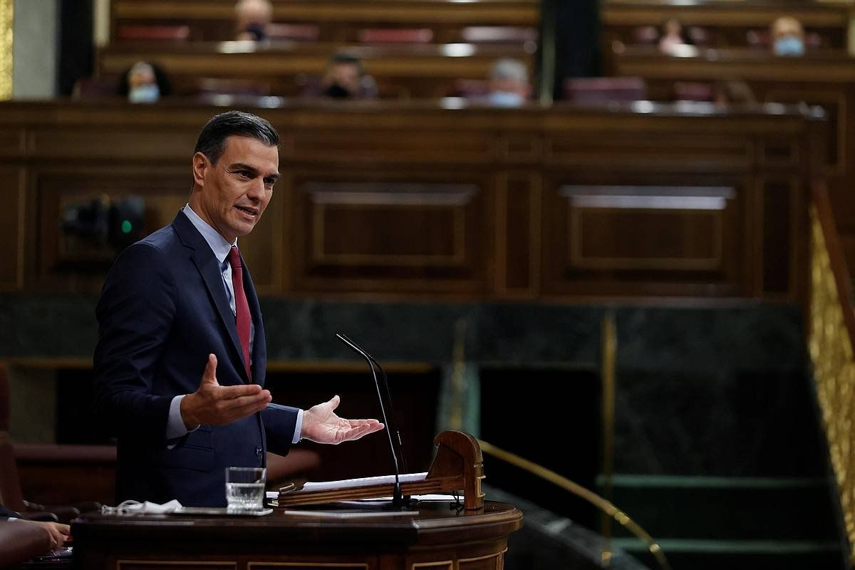 Pedro Sanchez, Espainiako Diputatuen Kongresuko hitzare batean, artxiboko irudi batean. EMILIO NARANJO EFE