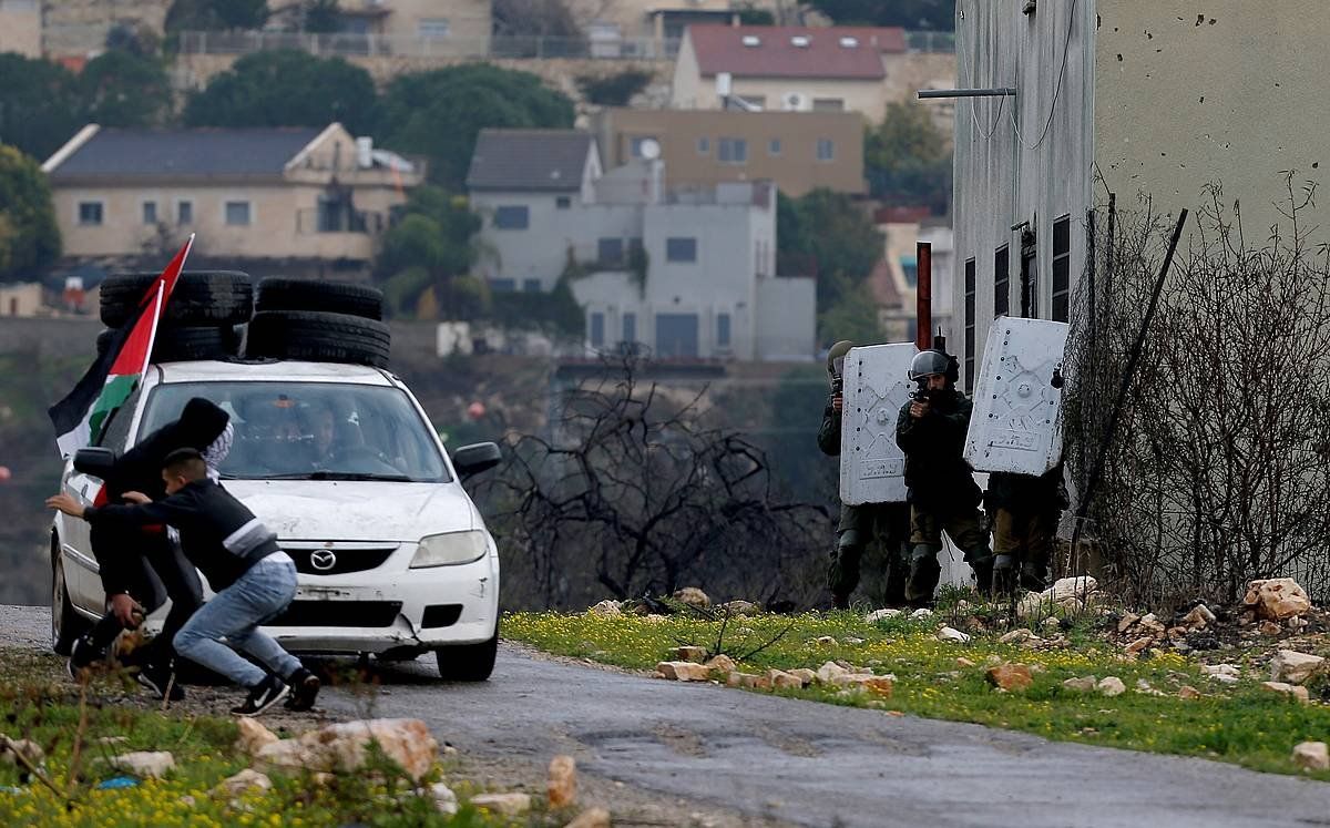 Manifestari palestinarrak Israelgo segurtasun indarren kontra, iragan hilabetean, Nablusen. ALAA BADARNEH / EFE