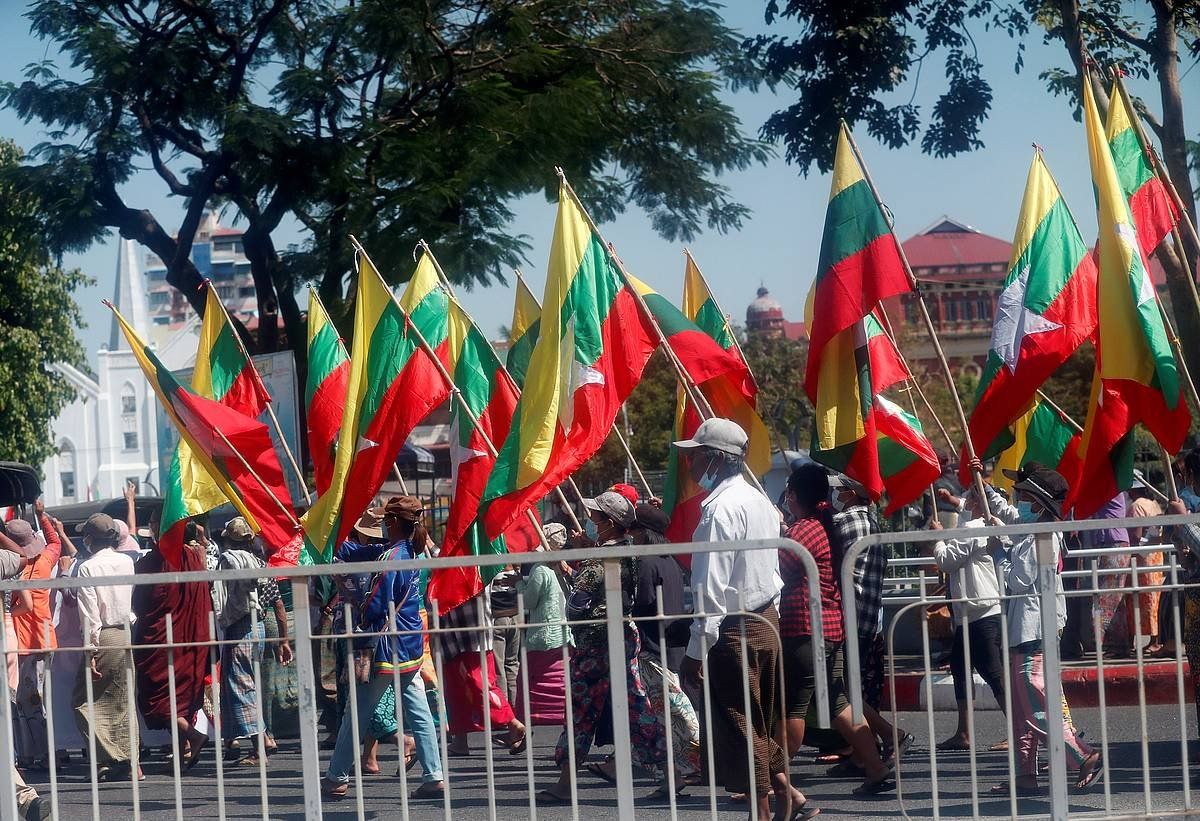 Militarren jarraitzaileak Myanmarreko banderekin, gaur, Yangonen. STRINGER / EE