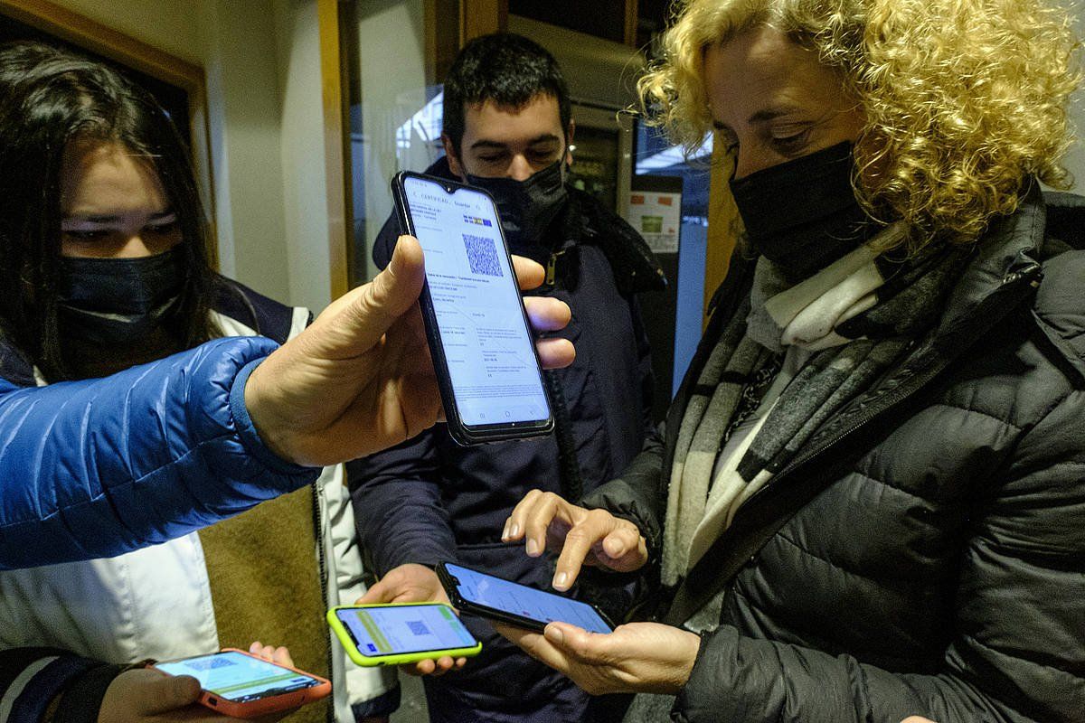 Herritar batzuk COVID ziurtagiria erakusten establezimendu batean. JON URBE/ FOKU