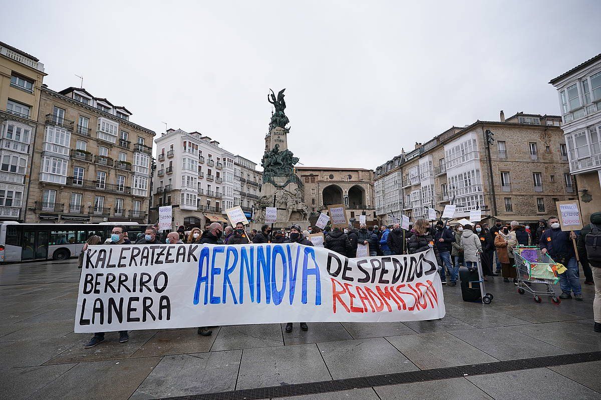 Langileek eta sindikatuetako ordezkariek protesta egin dute Gasteizen. ENDIKA PORTILLO/FOKU