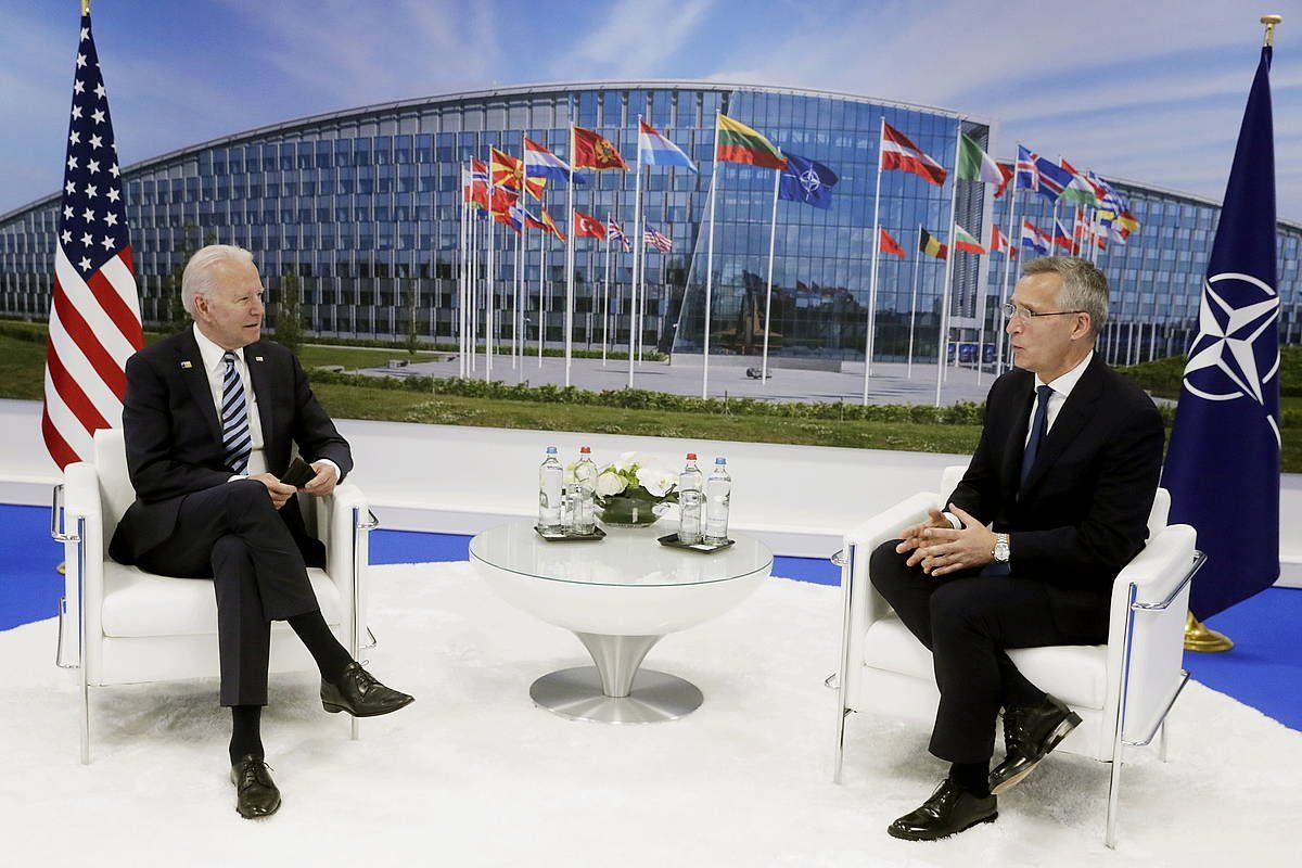 Joe Biden AEBetako presidentea eta Jens Stoltenberg NATOko idazkari nagusia, iragan ekaineko bilkura batean. STEPHANIE LECOCQ / EFE