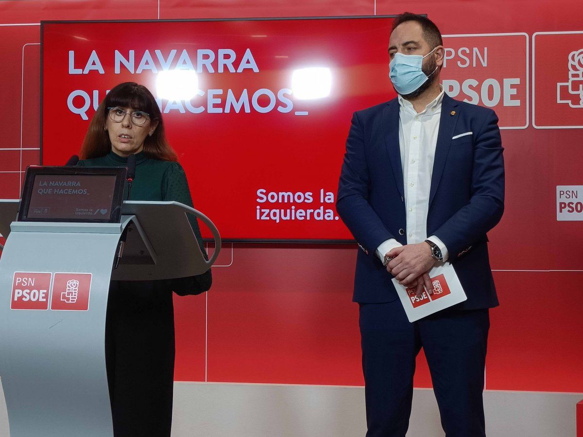 Maite Esporrin eta Ramon Alzorriz, PSNren Iruñeko egoitzan. @JOXERRASENAR