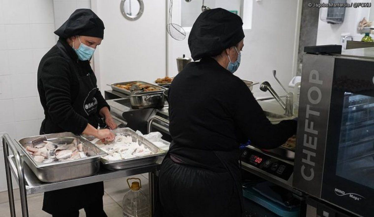 Villa Javier jantoki sozialerako menua prestatzen duten langileak, lantegi berrian.