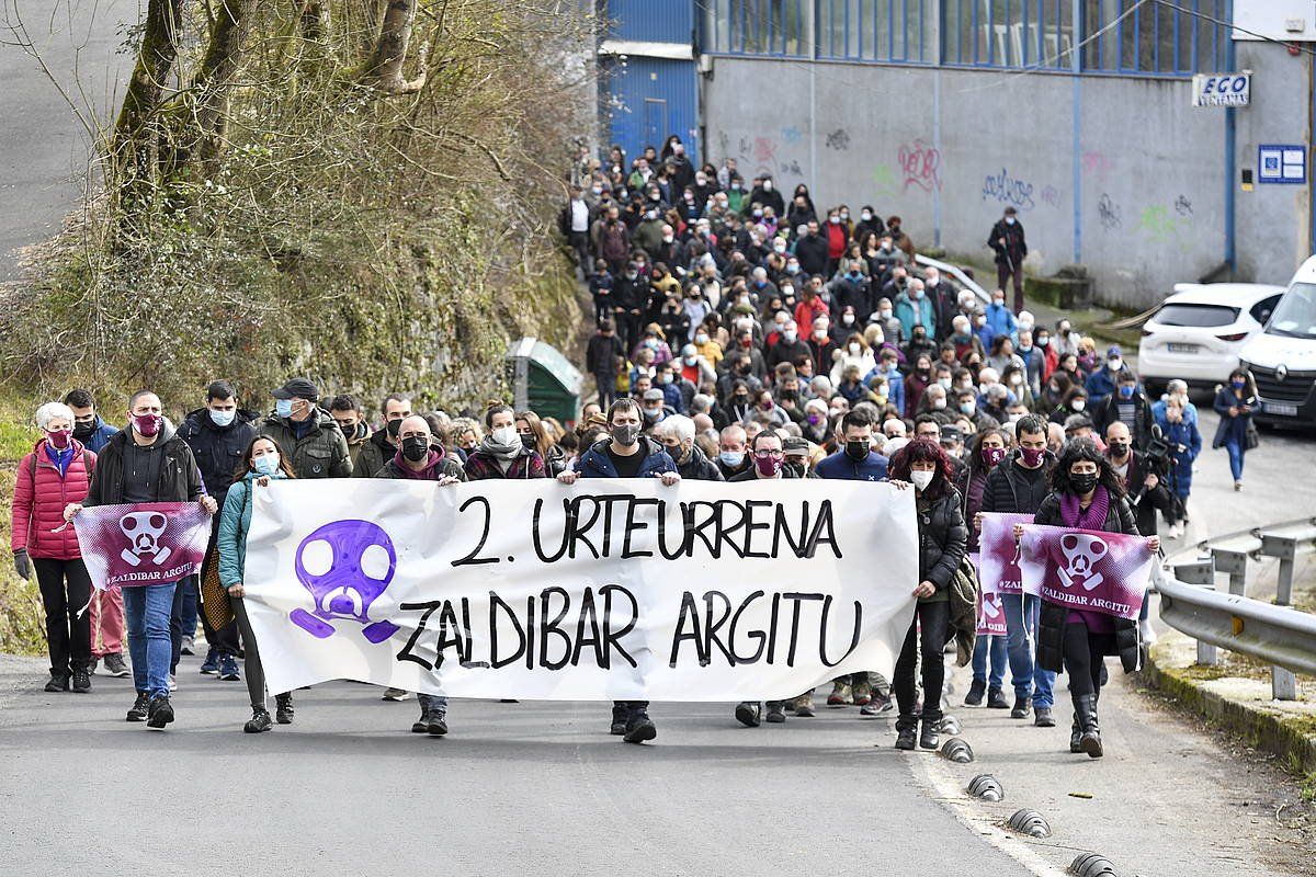 Zaldibarko hondamendiaren bigarren urteurrenaren harira eginiko protesta, gaur, Ermuan (Bizkaia). GORKA RUBIO, FOKU
