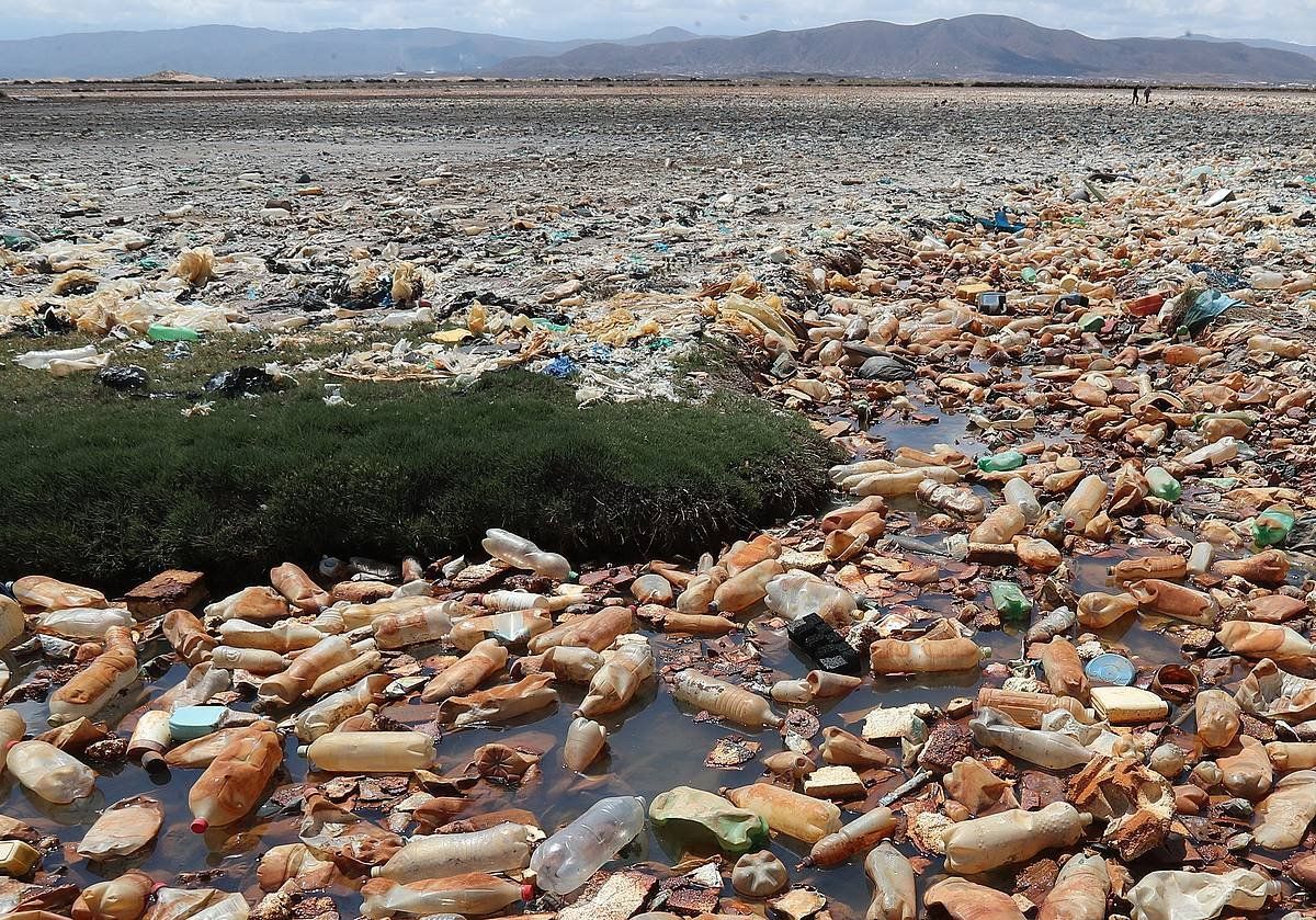 Oruro hiriko aintzira (Bolivia) plastikoz betea, iazko abenduko argazki batean. MARTIN ALIPAZ / EFE